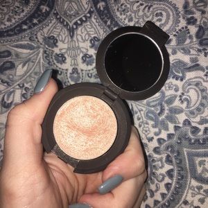 BECCA MINI HIGHLIGHTER IN CHAMPAGNE POP